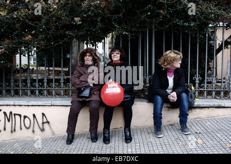 Salonicco, Grecia. 27 Novembre, 2014. Persone marciando per le strade di Salonicco durante una 24-ora a livello nazionale sciopero generale in Grecia per protestare contro le misure di austerità il 27 novembre 2014. Raccordi greco arrestare i servizi pubblici e a danneggiare i mezzi di trasporto pubblici. Credito: Konstantinos Tsakalidis/Alamy Live News Foto Stock