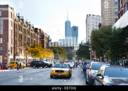 Scena di strada ( 6th Ave ) con One World Trade Center nel retro, Manhattan, NY, USA, New York City, Ottobre 17, 2014. Foto Stock