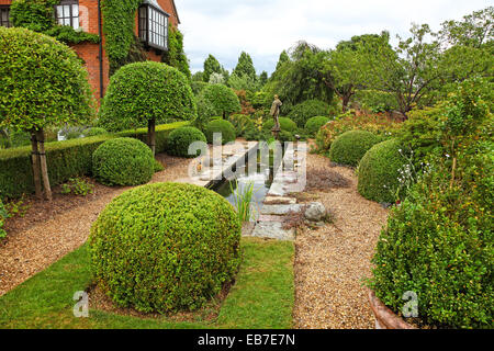 Siepi topiari e tasso a Wilkins Pleck giardino, Whitmore, Newcastle sotto Lyme, Stoke on Trent, Staffordshire, Inghilterra, Regno Unito Foto Stock