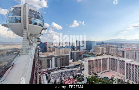 Una vista di resorts, hotel e casinò di Las Vegas, Nevada da alto in cima alla alta rullo ruota panoramica Ferris. Foto Stock