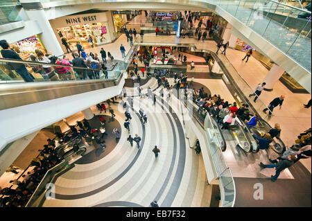 La folla lo shopping al Centro Eaton a Toronto Foto Stock