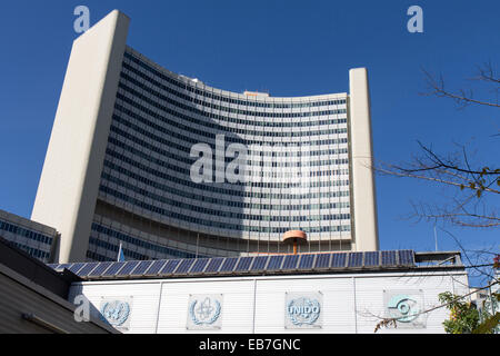 Austria: loghi delle Nazioni Unite e le organizzazioni AIEA, UNIDO e UTBTO presso l'ONU-testa Quaters in Vienna. Foto da 1. Novembre 2014. Foto Stock