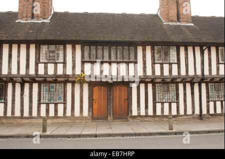 Elizabethan tradizionali in legno e muratura Almshouse nel luogo di nascita di Shakespeare, Stratford-upon-Avon, Warwickshire, Inghilterra, Regno Unito Foto Stock