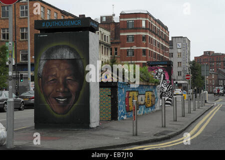 Vista, alla leva Street, Akse Nelson Mandela immagine, utilizzato murale a matita, Mila K arte, Stevenson Square blocco servizi igienici, Manchester, Regno Unito Foto Stock