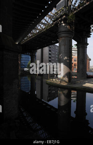 Acqua ritratto di riflessione, di moderni edifici, Cornbrook e Great Northern viadotti attraverso Castlefield Bacino del canale, Manchester Foto Stock