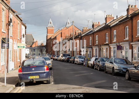 Alloggiamento a schiera a Northampton con macchine parcheggiate Foto Stock