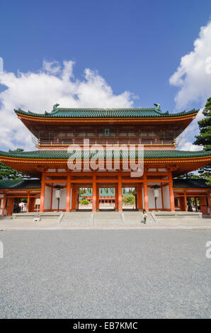 Di colore vermiglio porta principale di accesso del Santuario Heian, Kyoto, Kansai, Giappone Foto Stock