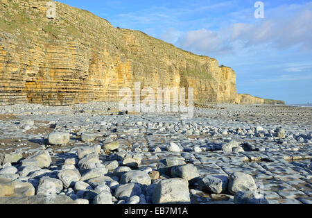 Scogliere e vista di col-huw Beach, Lantwit principali, Patrimonio Costa, Vale of Glamorgan, South Wales, Regno Unito Foto Stock