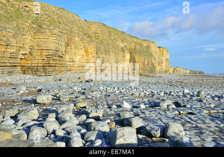 Scogliere e vista di col-huw Beach, Lantwit principali, Patrimonio Costa, Vale of Glamorgan, South Wales, Regno Unito Foto Stock