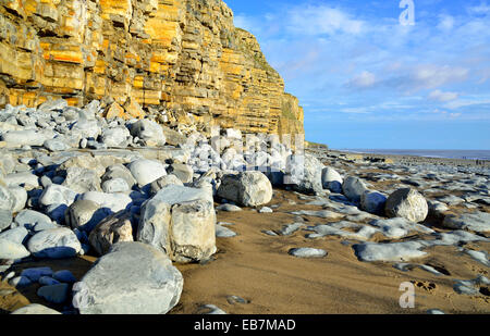 Scogliere e vista di col-huw Beach, Lantwit principali, Patrimonio Costa, Vale of Glamorgan, South Wales, Regno Unito Foto Stock