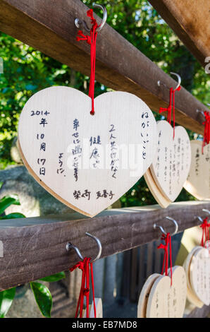 A forma di cuore, Ema placche in legno con preghiere e auguri scritto su per il tempio acquaviti, il santuario Yasaka, Kyoto, Kansai, Giappone Foto Stock