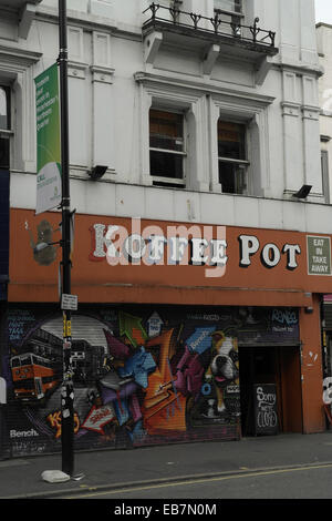 Koffee Pot Cafe, kELzO street arte murale chiuso tende a rullo, Hilton Street, Stevenson Square, il Northern Quarter, Manchester Foto Stock