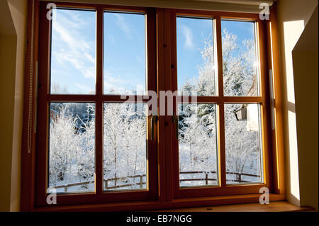 La mattina presto gelido inverno, vista attraverso una finestra. Foto Stock