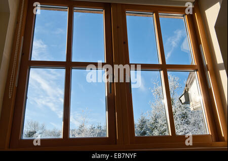 La mattina presto gelido inverno, vista attraverso una finestra. Foto Stock