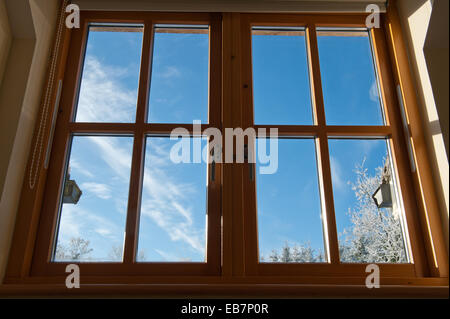 La mattina presto gelido inverno, vista attraverso una finestra. Foto Stock