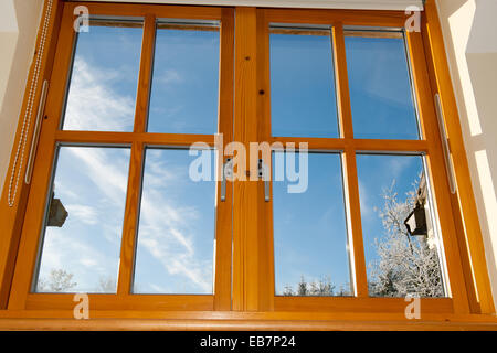 La mattina presto gelido inverno, vista attraverso una finestra. Foto Stock