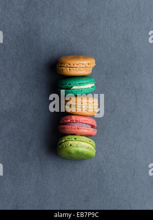 Amaretti biscotti in una fila più blu scuro tabella Foto Stock