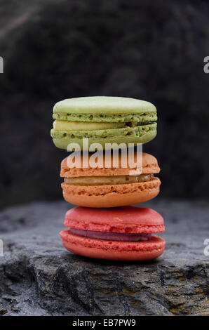 Pila di amaretti biscotti oltre la pietra grigia Foto Stock