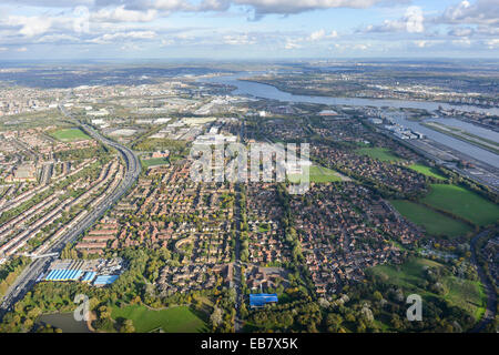 Una veduta aerea di Beckton, un'area urbana di Newham, East London con il fiume Tamigi e Dartford visibile in background Foto Stock