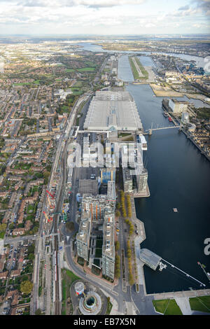 Una veduta aerea guardando lontano da Londra che mostra al London City Airport ed Excel London Foto Stock