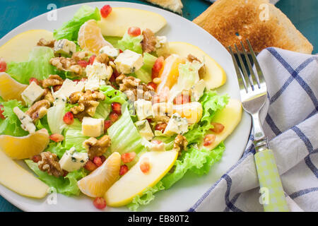 Insalata con melograno blu letucce formaggi e frutta Foto Stock