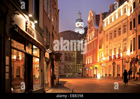 Notte alleggerimento nel centro storico di Riga. Foto Stock