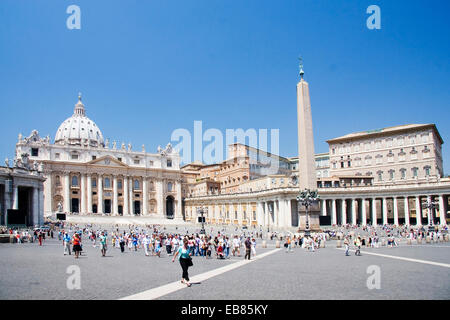 San Pietro in Vaticano Piazza e Basilica, Città del Vaticano, Italia Foto Stock