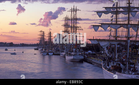 Riga, regata. Di sera la vista dal ponte di pietra. Tall Ships. Foto Stock