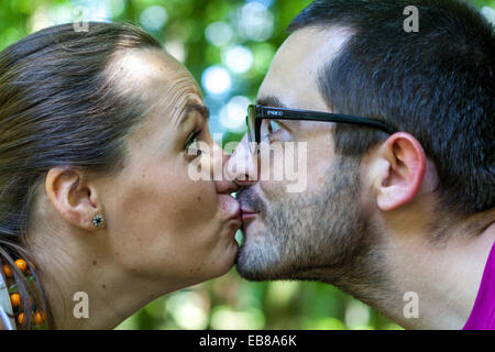 bacio, coppia baciante uomo donna Foto Stock