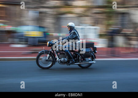 Gendarme Francese in sella BMW R50 motocicletta in corrispondenza Embouteillage de la Route Nationale 7, avviene per oldtimers, Lapalisse, Francia Foto Stock