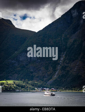 Il traghetto "Fanaraaken' sul Aurlandsfjord, avvicinando Flåm sulla rotta da Gudvangen, Norvegia Foto Stock