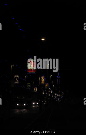 Ritratto notturno, illuminato dalla torre di Blackpool, vetture spostando la North Shore Promenade di seguito "Arte per pareti', Luminarie di Blackpool Foto Stock