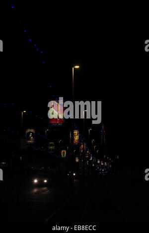 Ritratto notturno, al viola la Blackpool Tower, arte per pareti, al di sopra dei fari delle automobili, North Shore Promenade, Blackpool luminarie Foto Stock