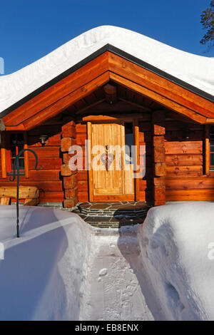 Casa in legno coperta di neve in inverno Foto Stock