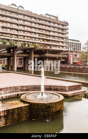 Terrazza sul lago, il Barbican Centre, City of London, England, Regno Unito. Foto Stock