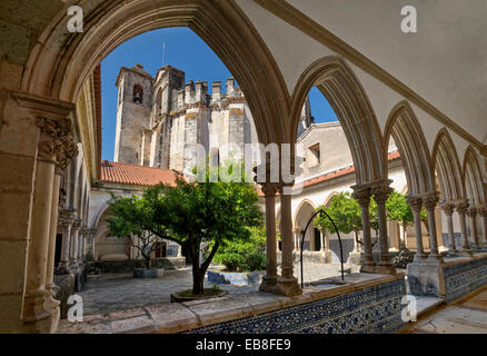 Il Portogallo, il Ribatejo, Tomar convento de Cristo, uno dei chiostri gotici Foto Stock