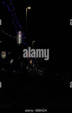 Ritratto notturno luci viola lampioni ad arte per pareti colorate e Torre di Blackpool, North Promenade, Blackpool luminarie Foto Stock