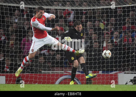 26.11.2014. Londra, Inghilterra. Dortmund Portiere Roman Weidenfeller (r) e dell'Arsenal Lukas Podolski si contendono la palla durante la UEFA Champions League Gruppo D partita di calcio tra Arsenal e Borussia Dortmund all'Emirates Stadium di Londra, Gran Bretagna, 26 novembre 2014. Foto Stock