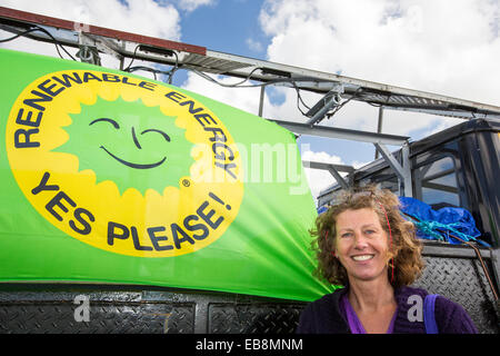 Lancashire solo consigliere verde a una protesta contro fracking in corrispondenza di un sito di fattoria a poco Plumpton vicino a Blackpool, Lancashire, Regno Unito, dove il consiglio per la prima volta nel Regno Unito, ha concesso il permesso di pianificazione per fracking commerciale fro shale gas, da Cuadrilla. Foto Stock