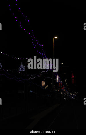 Ritratto notturno viola lampadine, candelabri, North Promenade di "Arte per pareti' e LED rosso Blackpool Tower, Blackpool luminarie Foto Stock