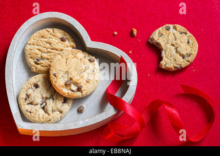 Biscotti di Natale con nastro rosso closeup concetto Foto Stock