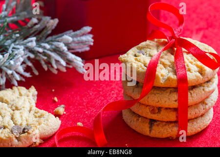 Biscotti di Natale con nastro rosso closeup concetto Foto Stock