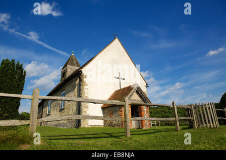 St Hubert la Chiesa. Primo piano della chiesa sulla collina. Questa piccola chiesa medievale si trova solo in un prato selvatico. Foto Stock