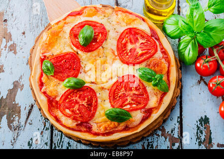 Pizza con mozzarella e pomodoro Foto Stock