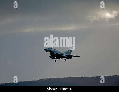 Eurofighter Typhoon FRG4 veloce militare jet fighter tornare alla base a RAF Lossiemouth. SCO 9236 Foto Stock