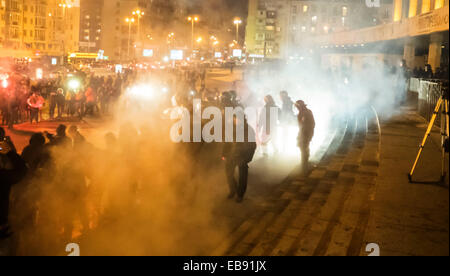 Kiev, Ucraina. 27 Novembre, 2014. Il secondo concerto di Ani Lorak a Kiev accompagnato da esplosioni di petardi, fuochi d'artificio fumo e bombe. Sotto slogan patriottico ultras di calcio ha iniziato a lanciare pietre e petardi polizia, degli organi incaricati di applicare la legge, a sua volta, fino a poco tempo fa, tenutasi il cordone. Tuttavia, quando gli attivisti hanno cominciato a battere i membri di MUP, la polizia è andato all'offensiva. Per gli appassionati di calcio sono stati rapidamente dissipati. Credito: Igor Golovnov/Alamy Live News Foto Stock