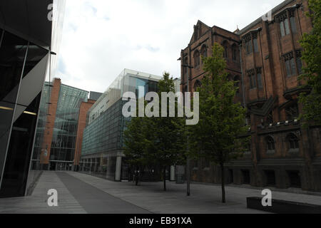 Vista dalla Deansgate passerella tra il moderno 1 Avenue e il neo-gotico John Rylands Library, Spinningfields Square, Manchester Foto Stock