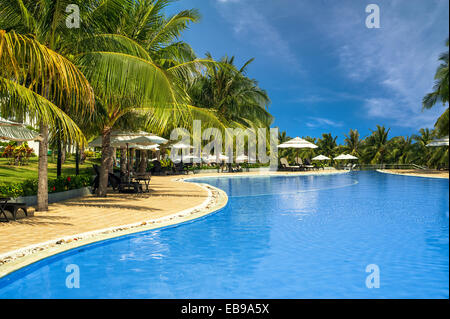 Piscina in sorprendente tropical hotel di lusso. Mui Ne, Vietnam destinazioni di viaggio Foto Stock