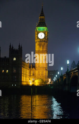 Big Ben Clock Tower e le case del Parlamento Fotografato di notte, Westminster, London, England, Regno Unito. Foto Stock