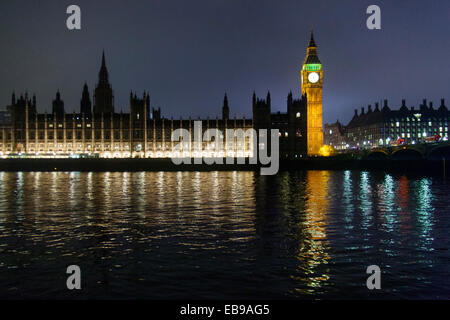 Big Ben Clock Tower e le case del Parlamento Fotografato di notte, Westminster, London, England, Regno Unito. Foto Stock